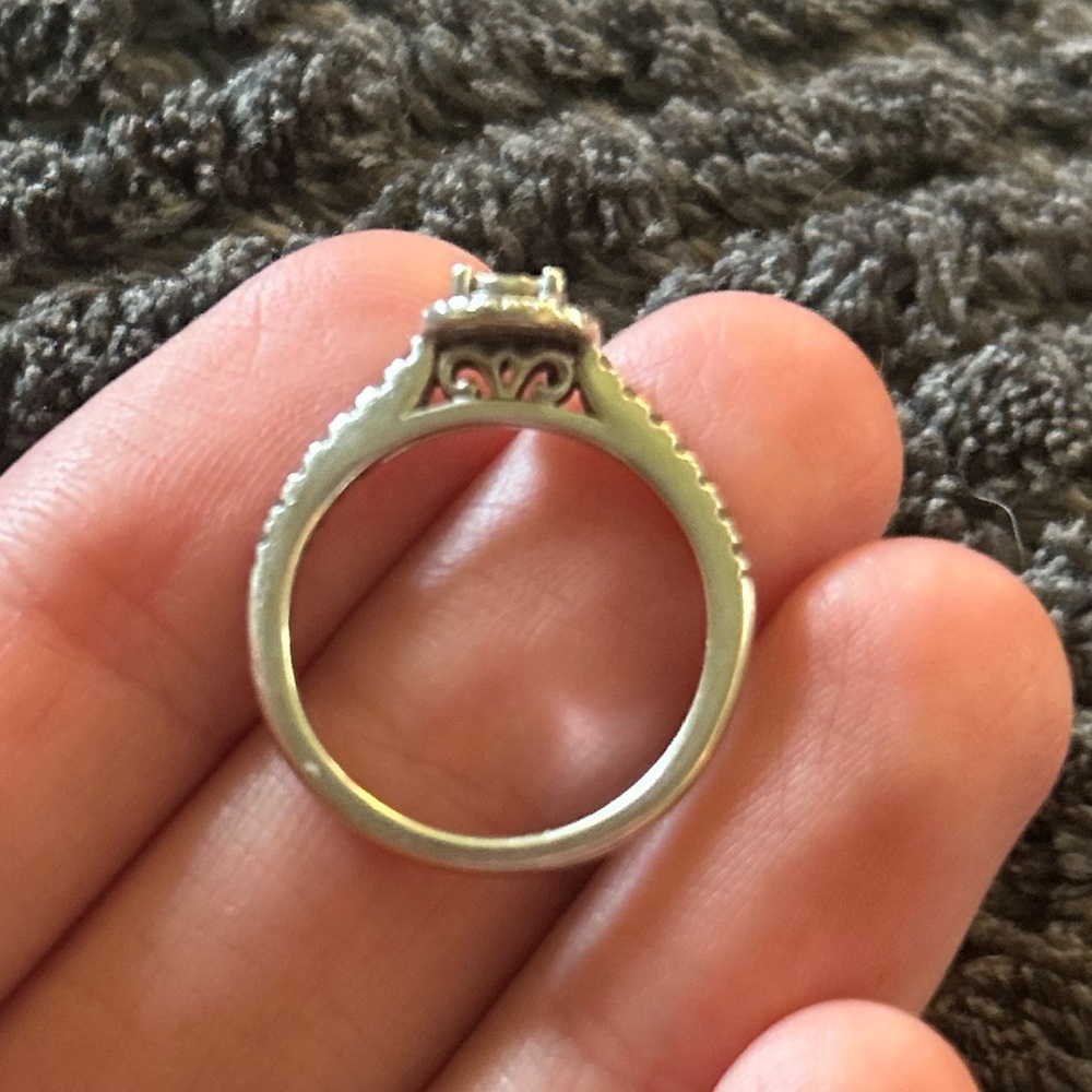 Engagement ring - Picture 3 of 6